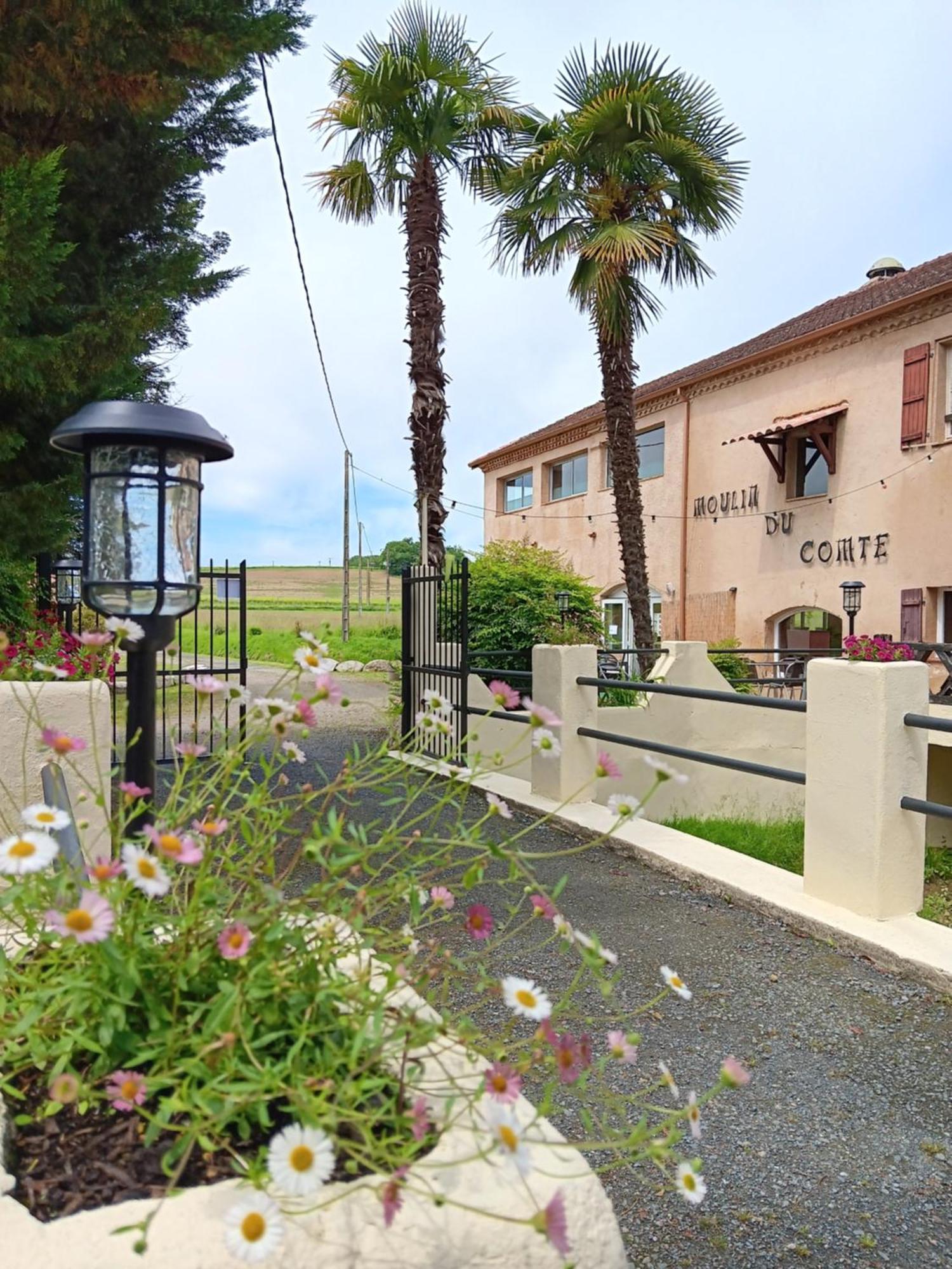 Bed and Breakfast Le Moulin Du Comte à Bourrouillan Extérieur photo